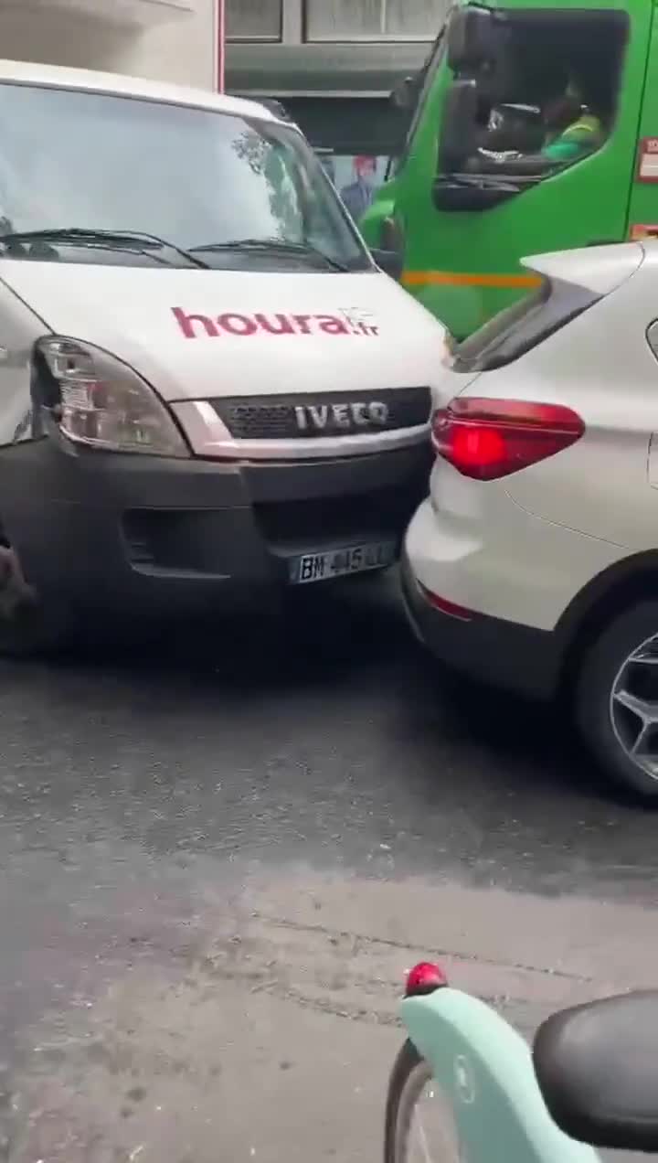 Paris et ses pétages de plomb. Parfois on dirait &quot;chute libre&quot; avec Michael Douglas.