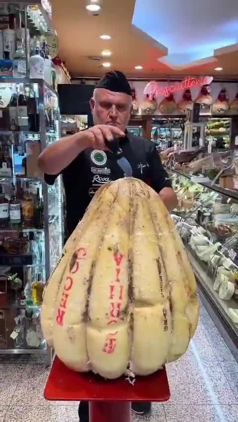 Le provolone piquant : son piquant ne vient pas du tout d'épices mais de son affinage. En voici un de 100 kgs après 7 ans d'affinage.