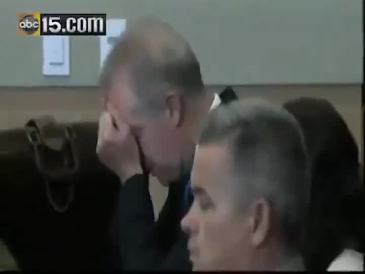 Michael Marin, un ancien trader dont le compte en banque avait fondu de 900 000 dollars à 50 dollars avait été condamné pour escroquerie à l'assurance pour la mise en scène de l'incendie de sa maison. Sur les images il se suicide en pleine audience en avalant du cyanure.