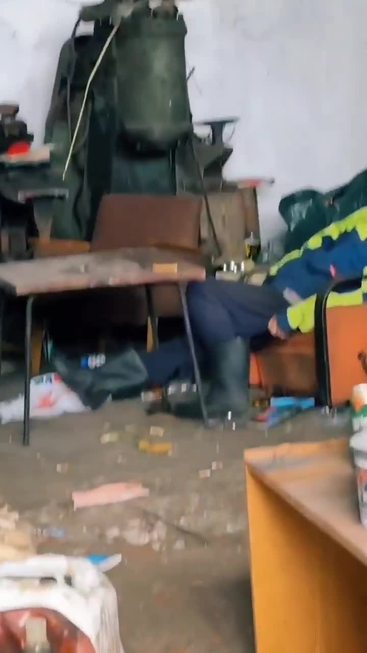 J'en ai vu des mecs bourrés dans ma vie, mais alors des qui dorment avec les yeux ouverts...