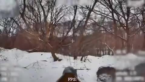 Les civils vaquent à leurs occupations pendant qu'un drone chargé d'une grenade cherche une cible