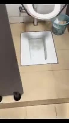 Envole-moi, envole-moi, envole-moi, loin de cette fécalité qui colle à ma peau