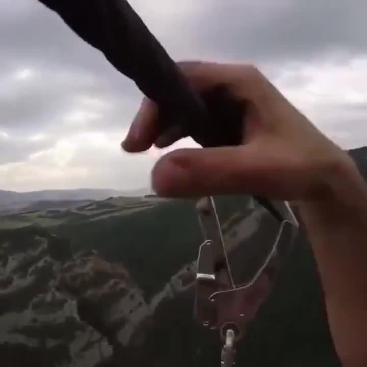 Jeune, suite à une idée de génie, il se retrouve coincé au milieu d'une tyrolienne.