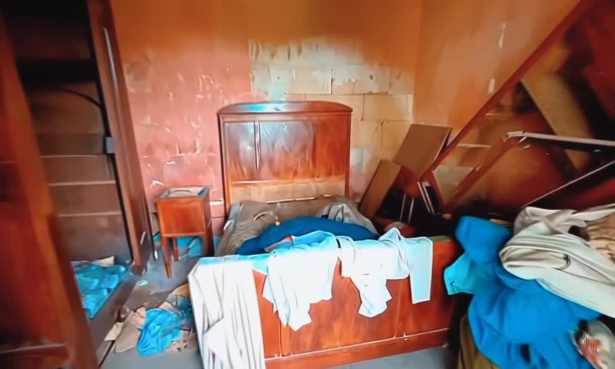 Extrait d'une vidéo créée par IA à partir d'une photo fixe d'une maison abandonnée.