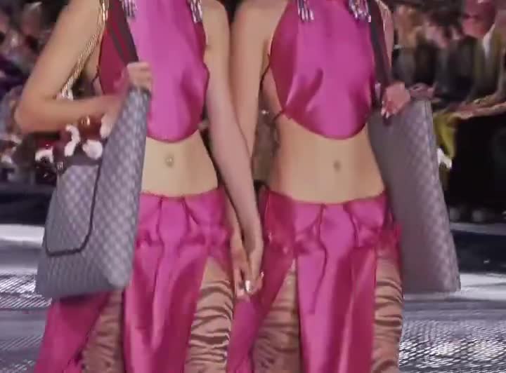 En 2022 Gucci a trouvé 68 jumeaux identiques dans le monde pour son défilé