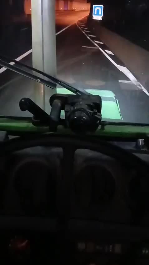 Y a Riton qui est parti pour nous labourer la bande d''arrêt d'urgence là.