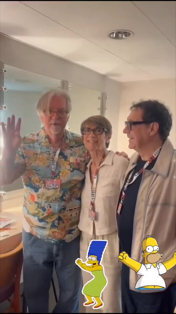 Matt Groening avec Philippe Peythieu et Véronique Augereau, les voix françaises d'Homer et Marge, au festival d'Annecy 2025.