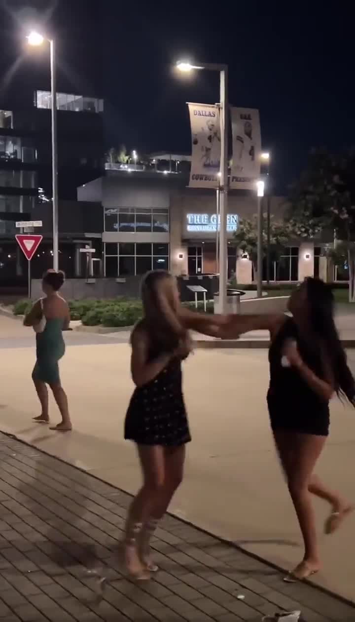 À cause des garçons, on met des bas nylon, on se crêpe le chignon