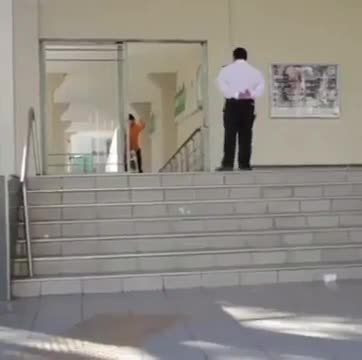 C'est l'histoire d'un boomer et d'un génération Z qui se rencontrent à l'entrée d'un bâtiment