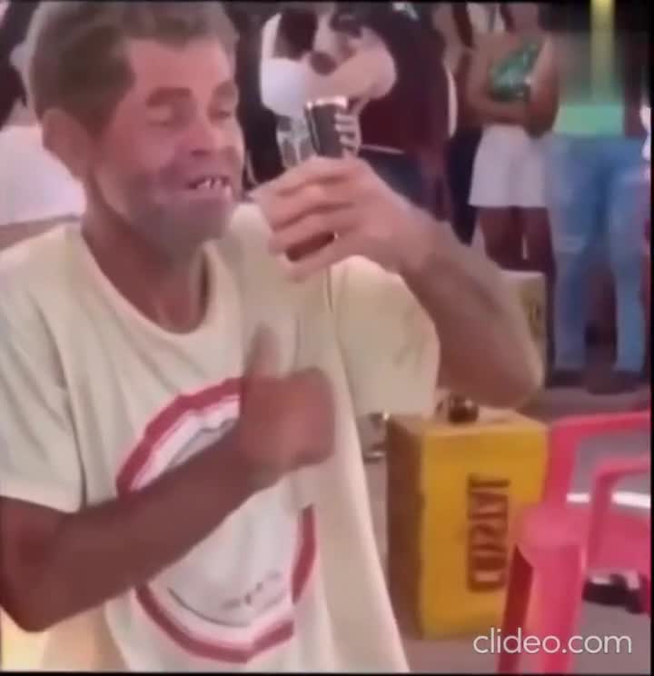 Gollum redécouvre la civilisation.