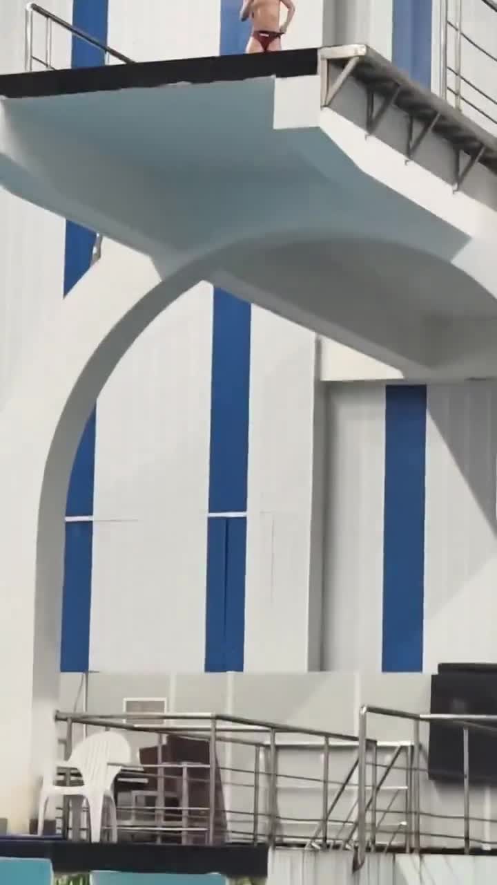 Petit &quot;athlète&quot; Chinois, s'entrainant à faire le moins de remous possible, en plongeant.