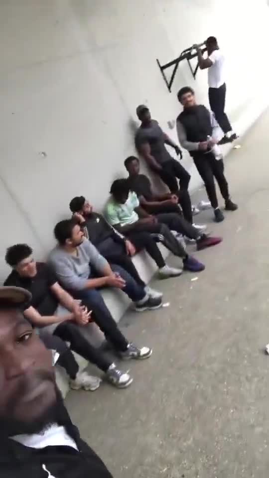 Il se filme en prison, ça manque de diversité.