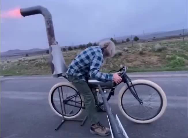 Voici Robert Maddox. Il passe son  temps à installer des moteurs à réaction sur tout ce qui roule.