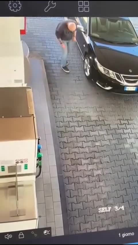 En même temps, il roule en Saab...