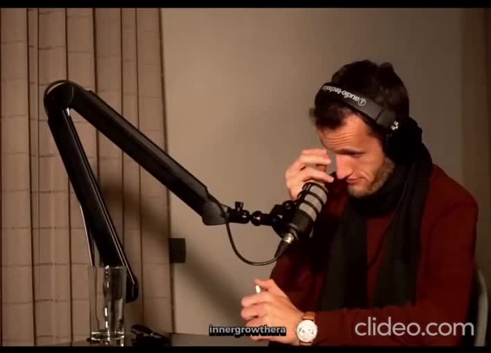 Quand le micro est tout simplement irrésistible. (syndrome de la Tourette)