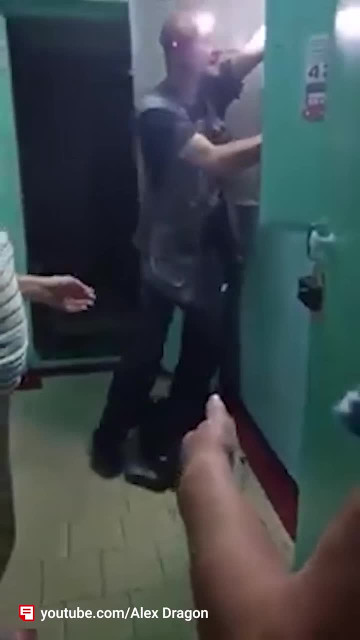 Wouai mais bon les vieilles là... il tangue vachement cette immeuble quand même oh !