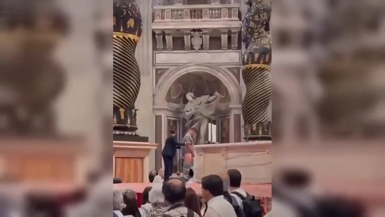 Un touriste urine sur l'autel de la basilique Saint-Pierre