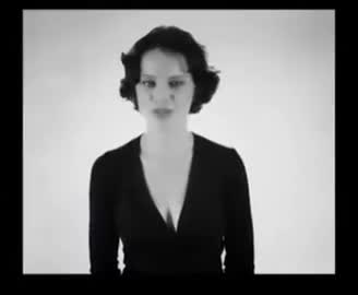 Anna-Maria Hefele est une chanteuse diphonique. Elle peut produire deux notes à la fois.