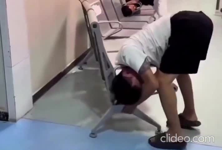 Qu'est-ce qui est plus con qu'un con ?....... deux cons.