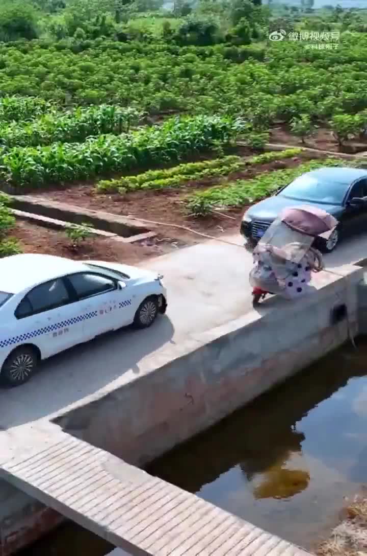 Voilà commet faire passer deux voitures sur une route étroite.