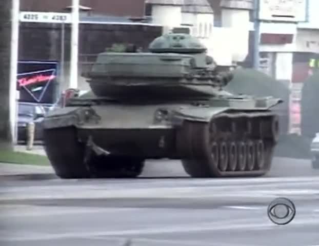 GTA avant l'heure: pendant l'été 95, un ancien membre d'équipage de char militaire a volé un char de la Garde nationale et a été poursuivi par la police de San Diego.