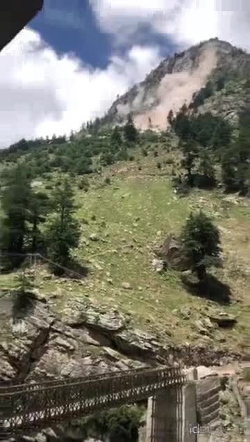 Abritons nous derrière cette porte dont la facture me semble de bon aloi