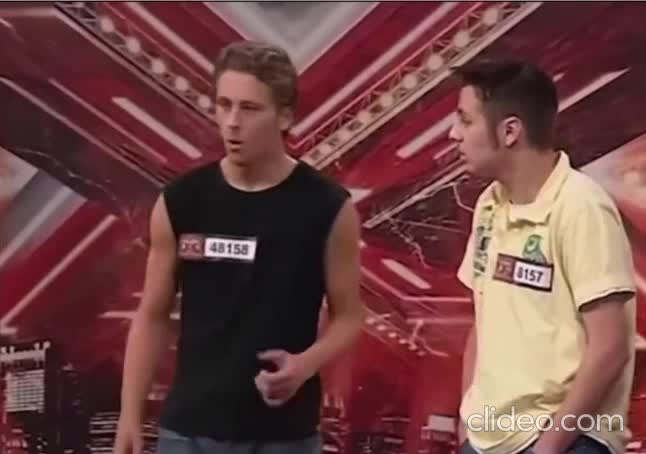 Quand ta mère t'ordonne de prendre ton ptit frère avec toi...