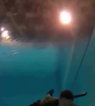 Un mec des forces spéciales révèle comment il voit sous l'eau sans lunettes