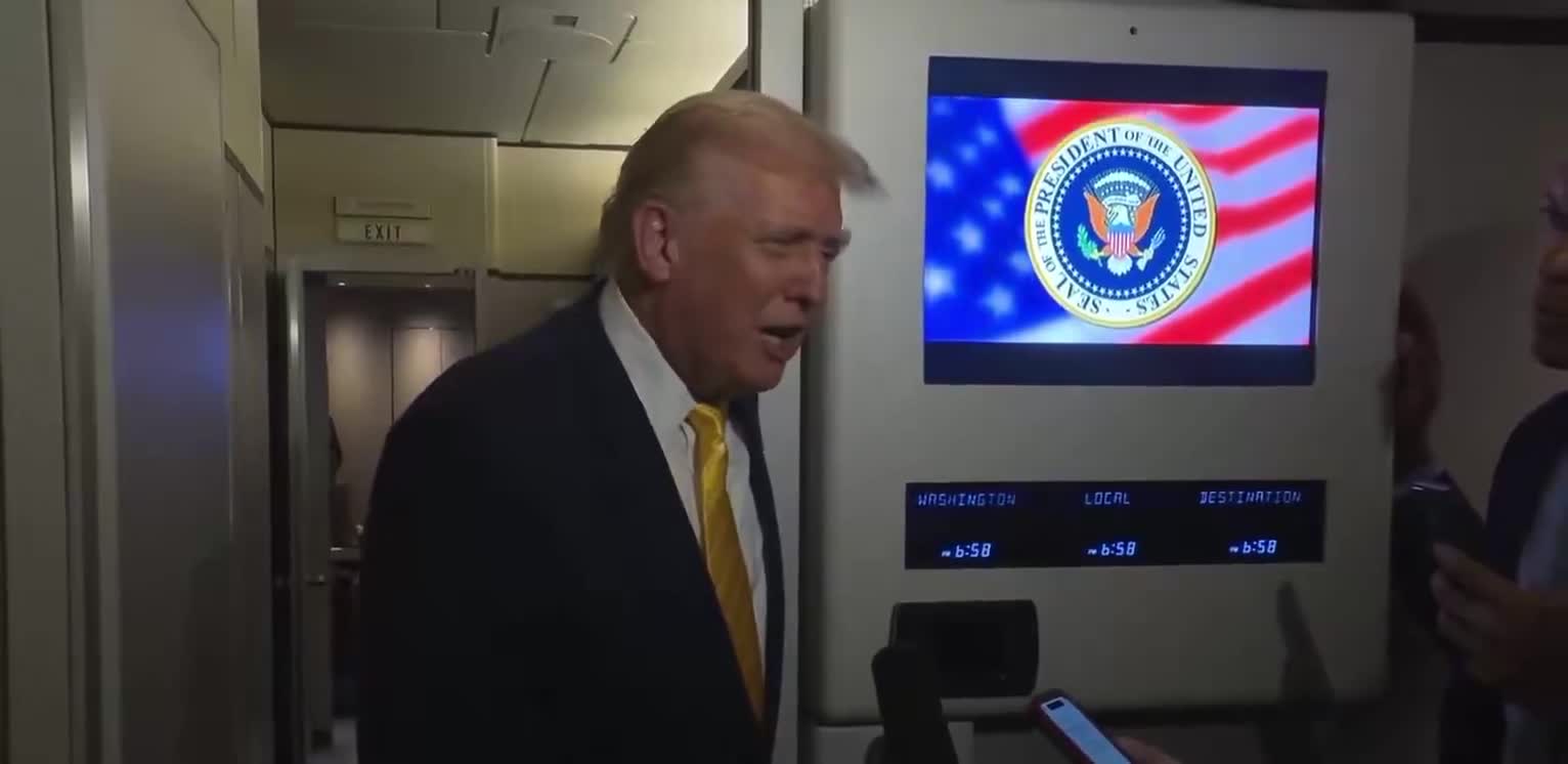 Donald Trump lance un « Silence, petite cochonne ! » à une reporter de Bloomberg.