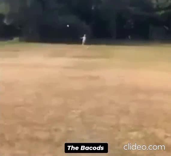 ♫We are the champions ! We are the champions ! No time for losers ! 'Cause we are the championsof the Woooorld !♫