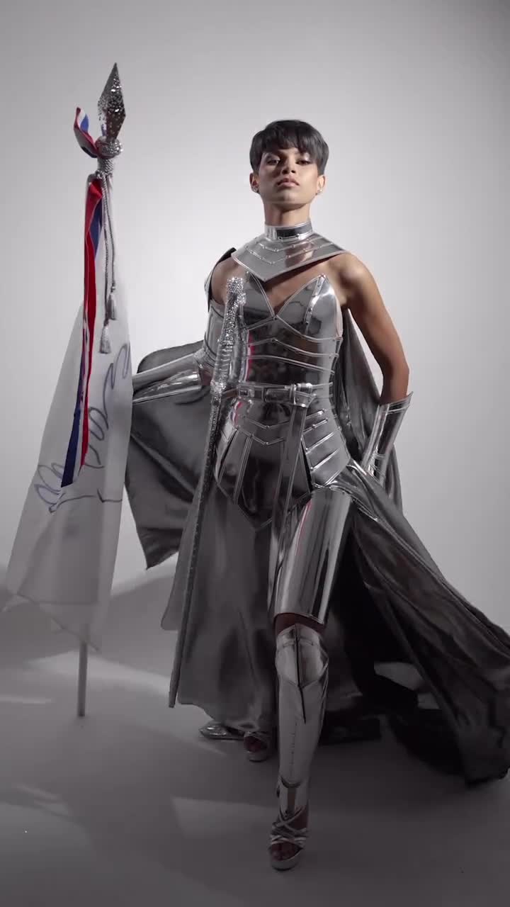 Eve Gilles (Miss France 2024) en armure pour les élections de Miss Univers 2025