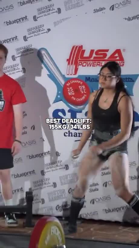 Cette pisseuse soulève plus que toi