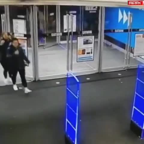 Une entrée fracassante