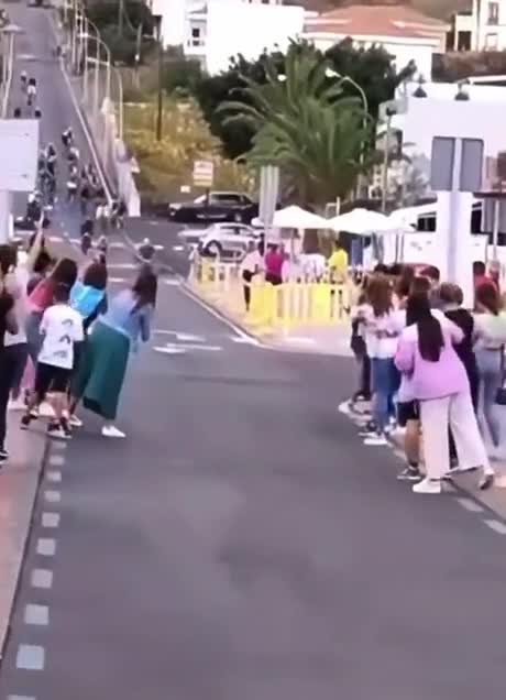 Si proche et à la fois si loin