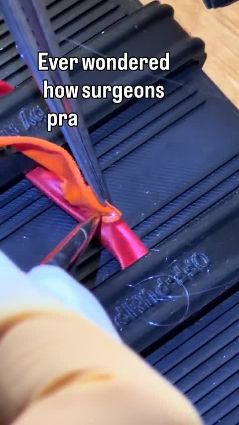 Comment les chirurgiens s’entraînent à recoudre une artère avec un cœur battant