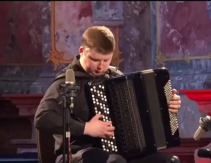 Une minute de Vivaldi par l'accordéoniste Alexandr Hrustevich