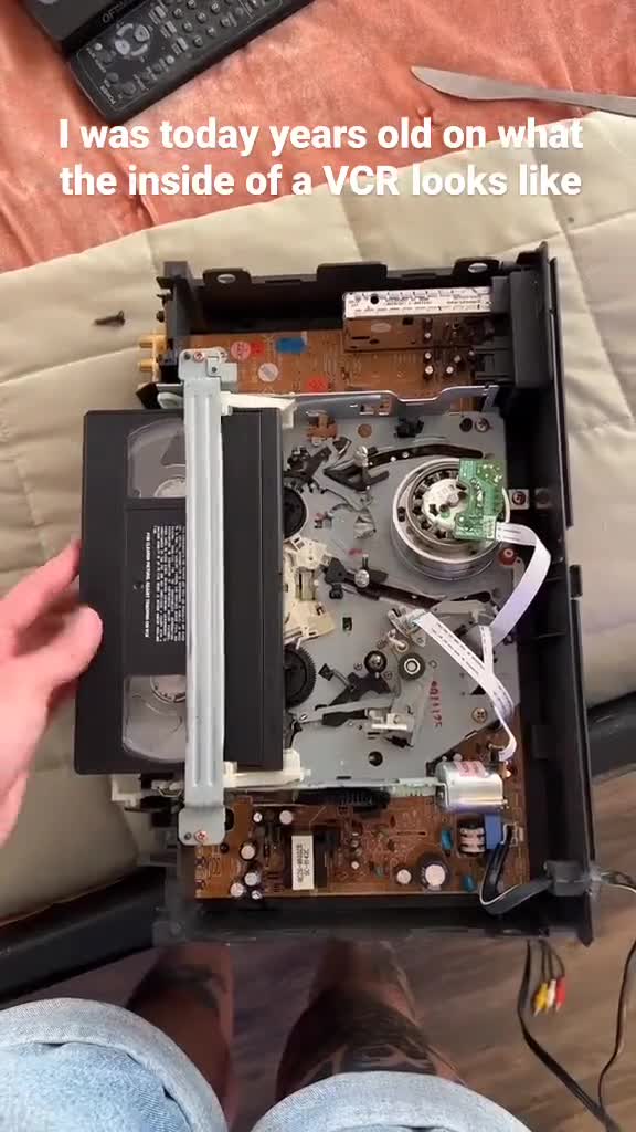 A l'intérieur d'un magnétoscope (ancêtre du lecteur DVD pour les plus jeunes lol !)