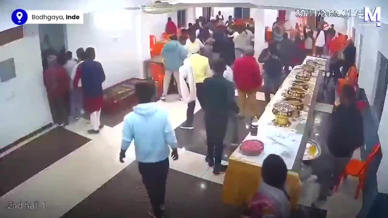 Alors en dessert y'a des pains , des mandales ou une chaise , au choix .