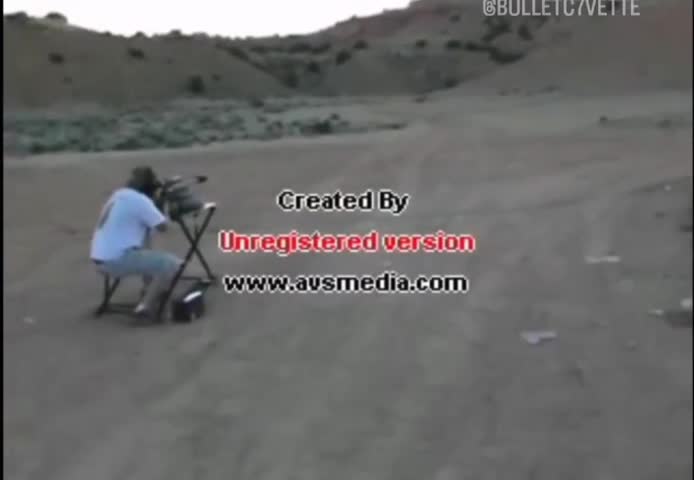 Une balle ricoche sur le sol et revient frapper le casque du tireur.