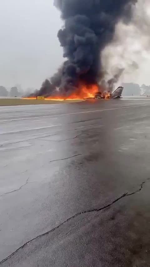 Un jet privé s’est ÉCRASÉ à l’atterrissage et a pris feu sur une piste de l’aéroport de Statesville, en Caroline du Nord. Le pilote NASCAR Greg Biffle, ainsi que son épouse et ses enfants, se trouvaient à bord. Il n’y a aucun survivant.