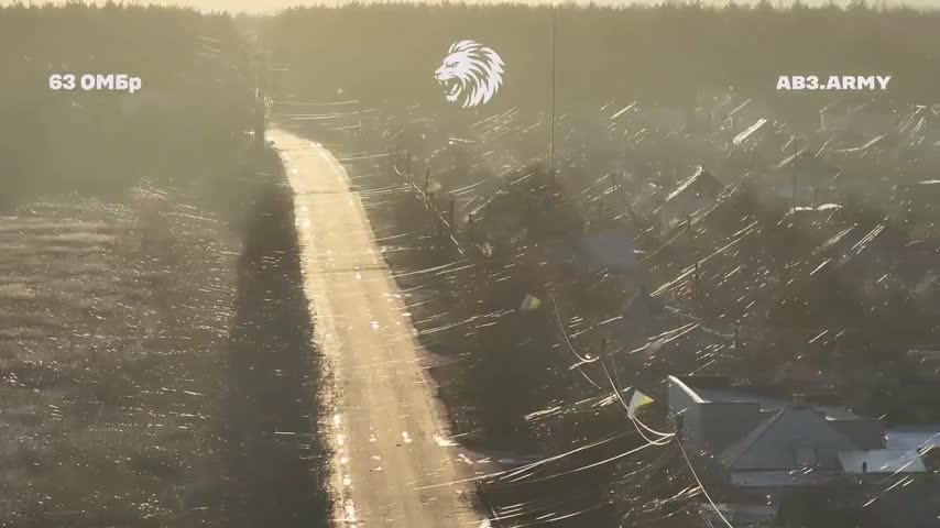 Lyman, Ukraine est entièrement recouvert d'un réseau de câbles à fibre optique laissés par les opérateurs de drones ukrainiens et russes. En effet pour éviter le brouillage les russes utilisent du filaire.