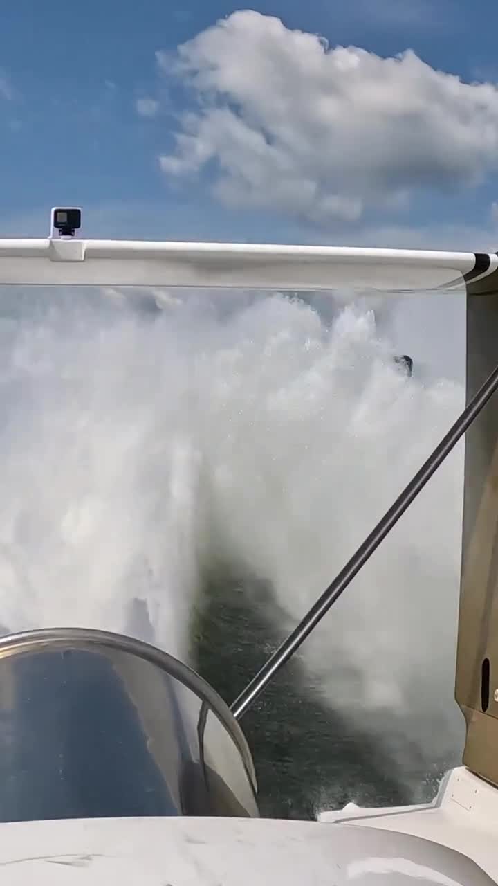 It'a a bird ? it's a plane ? no... it's an Hydroplane Motherfuckers !