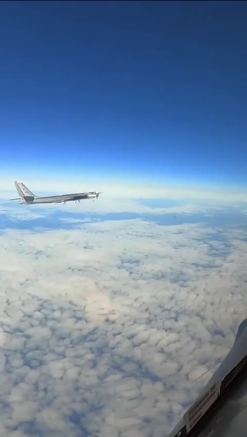 Un F-16 qui intercepte un Tu-95 russe et qui se fait intercepter par un Su-35 russe.