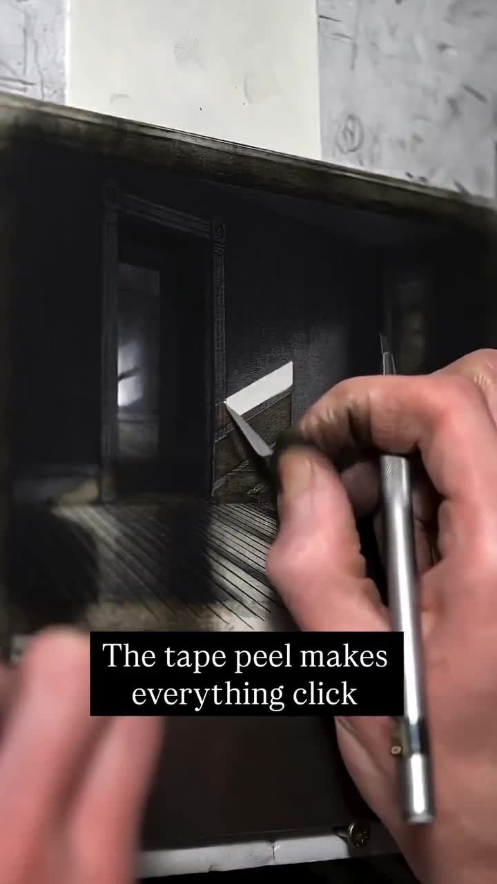 L'artiste Taylor Mazer dessine directement sur des surfaces en utilisant des zones recouvertes de ruban adhésif, puis décolle le ruban pour révéler des compositions graphiques et nettes.