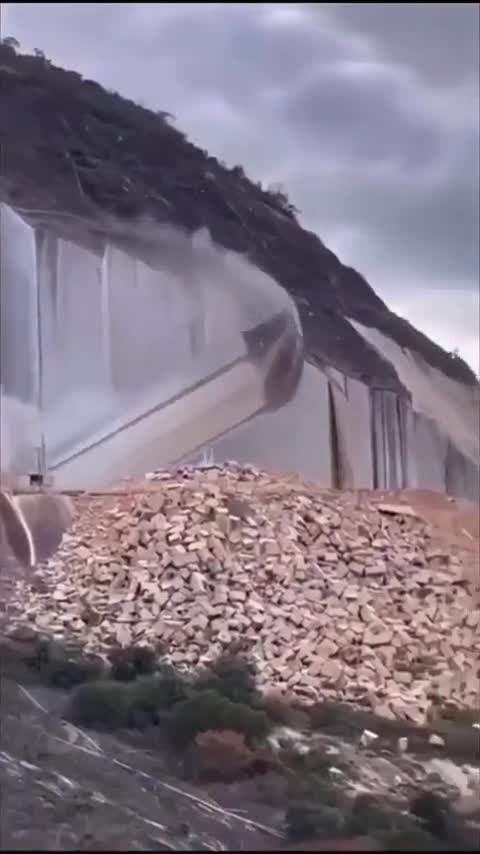 Extraction de pierres de marbre géantes dans la ville de Sobral au Brésil