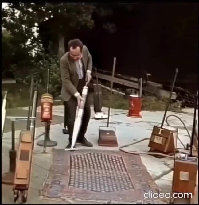 Avant l'invention de l'aspirateur électrique, les aspirateurs... manuels.