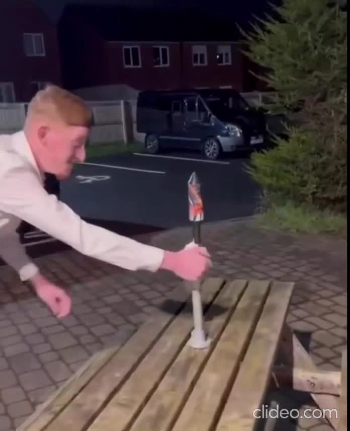 Bonne tête de vainqueur celui là.