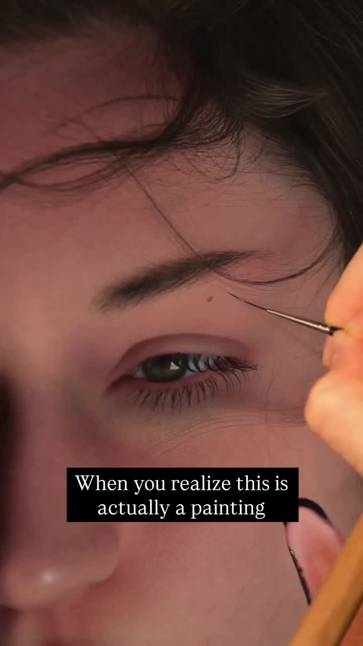 Marco Grassi, peintre italien contemporain, mêle un réalisme méticuleux à des gestes expressifs dans ses portraits à l'huile de grand format, où certaines zones sont intentionnellement fracturées, dégoulinantes ou restent inachevées.