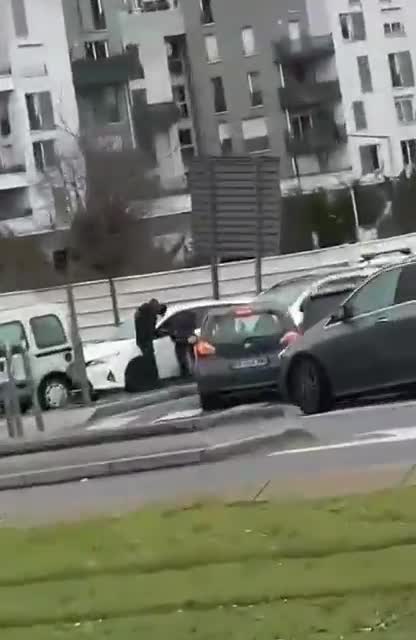 Tentative de meurtre à Argenteuil. Une policière adjointe de 22 ans s'est faite frapper violemment avant d'etre trainée sur le bitume par la voiture qu'elle contrôlait.