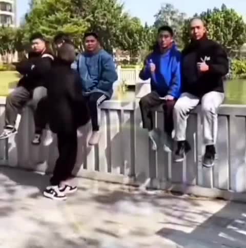 Un pote ça te lâche jamais